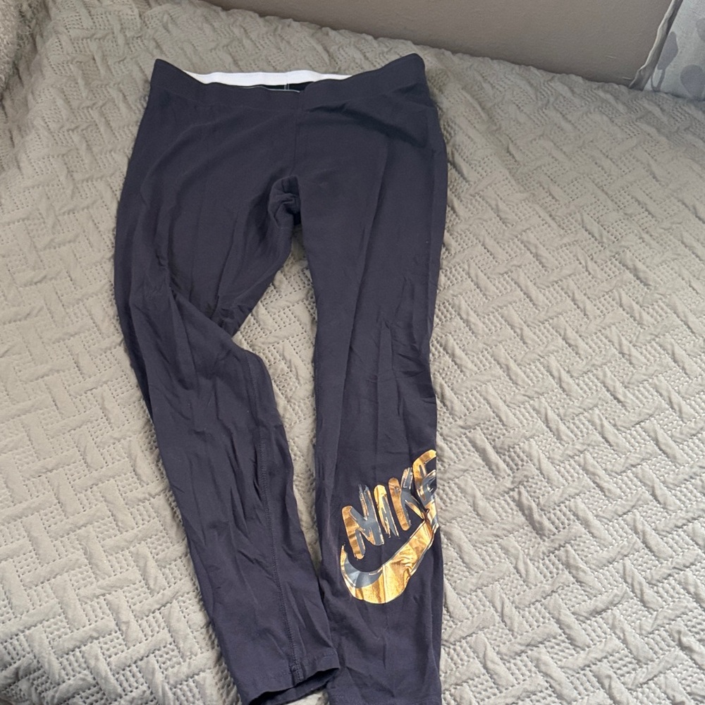 Nike women’s  Leggings in grey with Gold Accent.